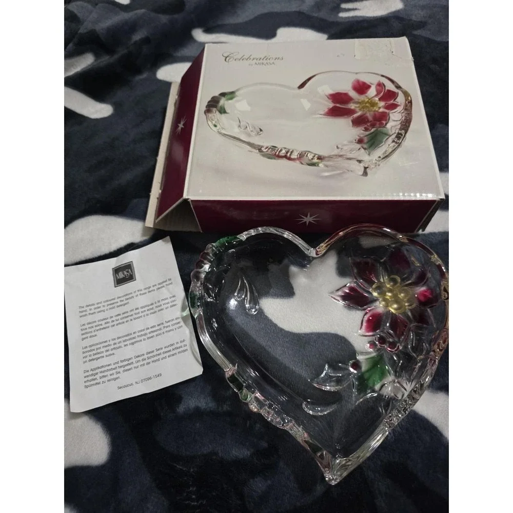 NEW Christmas Celebrations by Mikasa Holiday Bloom Collection Glass Heart Dish